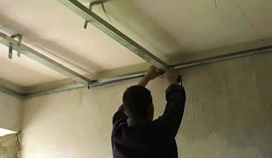 Следующий этап - это крепление потолочных направляющих